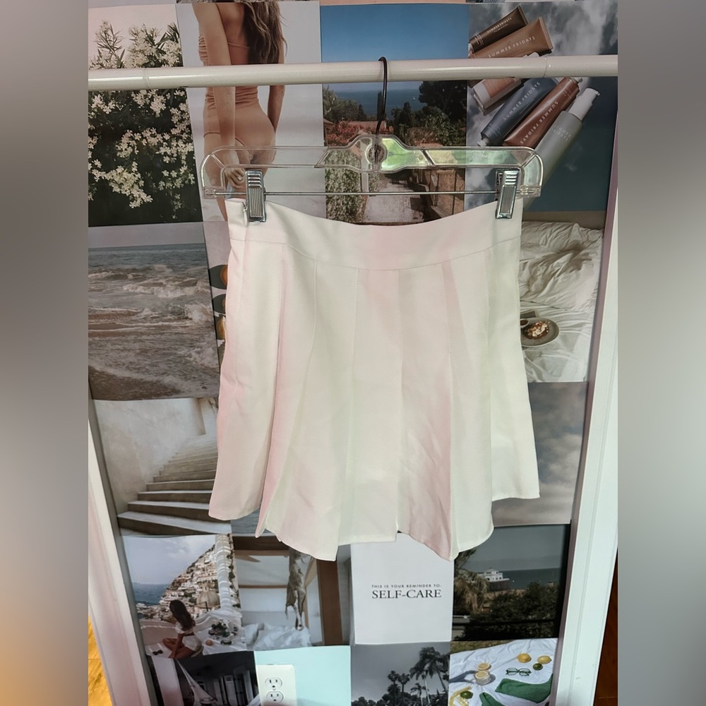 WHITE PLEATED SKIRT